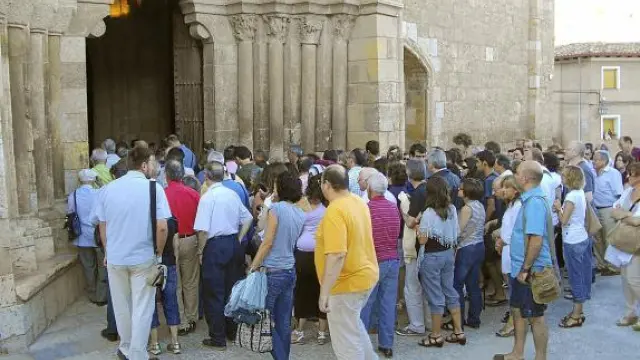 Los espectadores entran a la iglesia de San Miguel, el jueves, para asistir a uno de los conciertos.