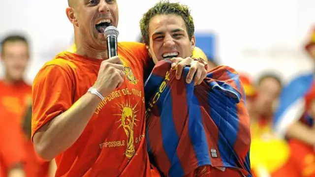 Cesc, de azulgrana tras la broma de Puyol y Piqué, el día de la celebración del título mundial en Madrid.