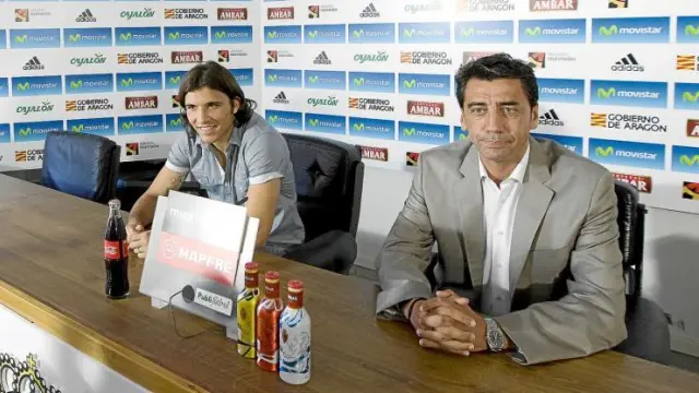 Antonio Prieto, acompañado de Bertolo, en la presentación ayer del futbolista argentino.
