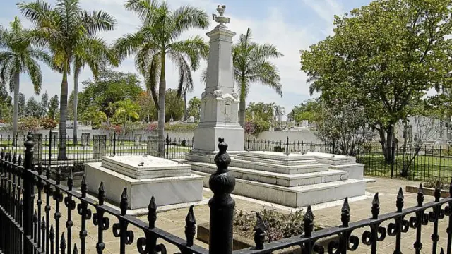 Este mausoleo del cementerio de Santa Ifigenia, en Santiago de Cuba, contiene los restos de 226 soldados. La Asociación Cultural Regreso con Honor ha averiguado que entre ellos hay nacidos en Zaragoza, Teruel, Fraga, Pastriz, Tamarite, Azuara y Sádaba.
