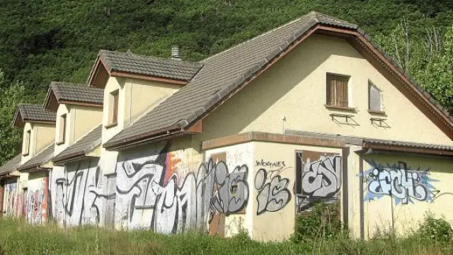 El edificio principal del antiguo campin está abandonado y ha sufrido actos de vandalismo.