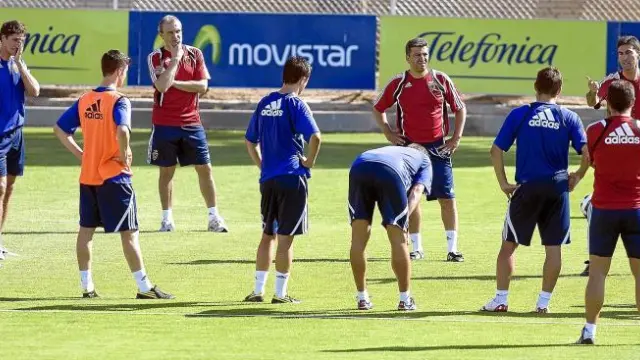 Los jugadores del Real Zaragoza atienden las instrucciones de José Aurelio Gay en un momento del entrenamiento.
