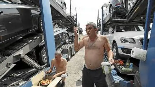 Dos camioneros búlgaros, ayer, en el aparcamiento.
