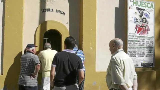 Aficionados taurinos comprando localidades para la Feria del Toro en la plaza de Huesca.