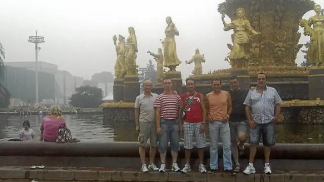 Carlos Gimeno (izquierda) con sus cinco amigos de Paniza, ayer junto a una fuente en Moscú.