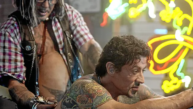 Mickey Rourke y Sylvester Stallone en la película 'Los mercenarios'