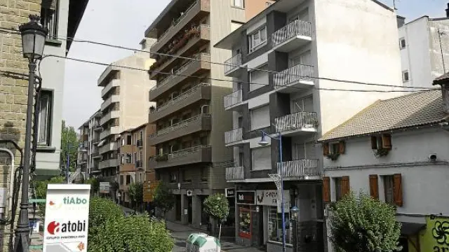 El edificio donde vivía la víctima (de color gris y con 4 alturas) está en la calle principal de Sabiñánigo.