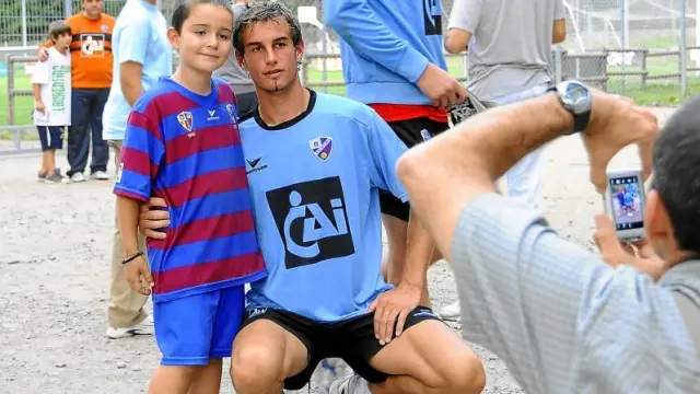 Valentino se fotografía con un joven seguidor azulgrana en la concentración del equipo en Benasque.