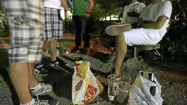 Unos jóvenes beben en un banco del parque de los Olivos, el pasado miércoles.