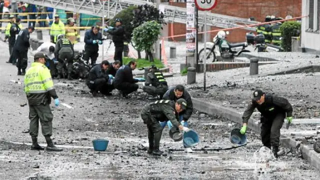 Miembros del cuerpo de antiexplosivos de la Policía examinan el lugar del atentado, ayer.