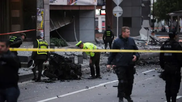 Los servicios de emergencia en el lugar de la explosión del coche bomba en Bogotá.