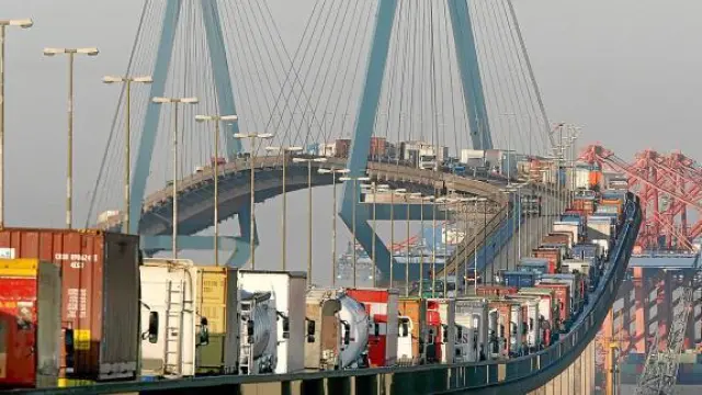 Camiones atravesando un puente del puerto de Hamburgo, de gran tráfico exportador.