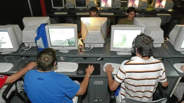 Imagen de varios jóvenes en un cibercafé de Zaragoza.