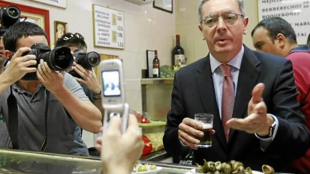 Ruiz Gallardón disfruta de una caña y una ración de caracoles en un bar de Madrid.