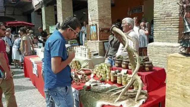 Los artesanos mostraron sus productos en la plaza del Mercado.