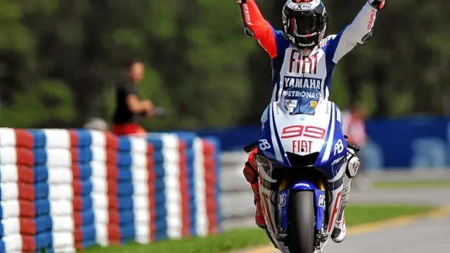 Jorge Lorenzo celebra sobre su Yamaha el triunfo del pasado domingo en el circuito de Brno.