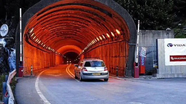 Un coche accede al túnel por la boca española tras abrirse al tráfico al acabar la primera fase de obras.