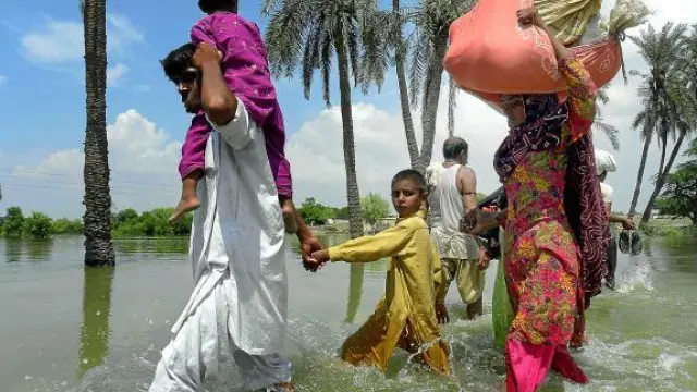 Una familia pakistaní abandona la zona afectada por las inundaciones en Basera, ayer.