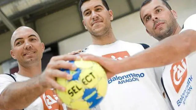 Demetrio Lozano (izda) agarra la pelota junto a Alberto Val y Josep  Masachs.