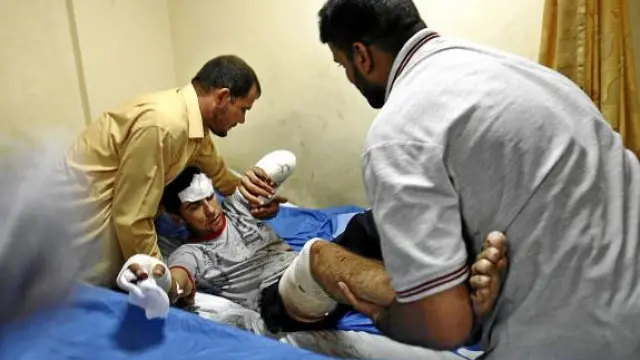 Un iraquí recibe asistencia médica en un hospital tras resultar herido en el atentado de Bagdad.