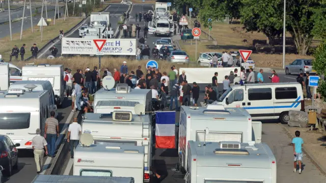 Una caravana de gitanos bloquea el acceso al puente de Aquitania, a las afueras de Burdeos, con la intención de obtener el permiso para estacionar en un complejo cercano.