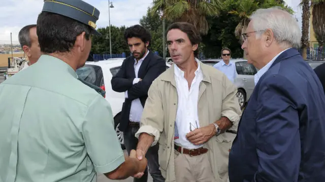 Aznar saluda a un agente de la Guardia Civil en la ciudad autónoma