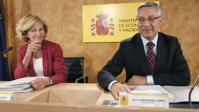 La vicepresidenta segunda del Gobierno y ministra de Economía, Elena Salgado, y el titular de Fomento, José Blanco