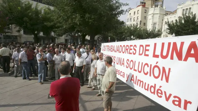 Concentración de trabajadores en la plaza de Navarra de Huesca