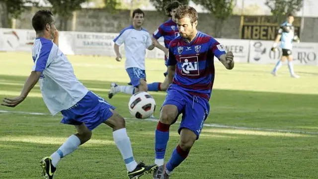 Molinero, el más veterano de la defensa que dispuso ayer de inicio Onésimo contra el Sariñena, disputa un balón a un jugador del equipo monegrino.