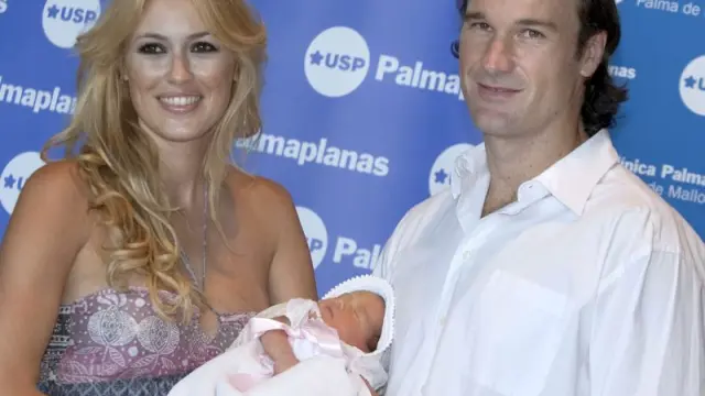 Carlos Moyá y Carolina Cerezuela presentan a su hija
