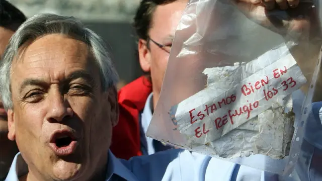 El presidente de Chile enseña una nota en la que los mineros informan de que están bien