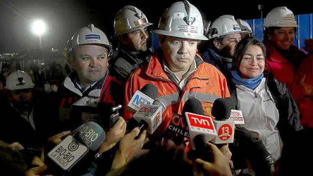 Miembros de los equipos de rescate de los 33 mineros atrapados atienden a los medios
