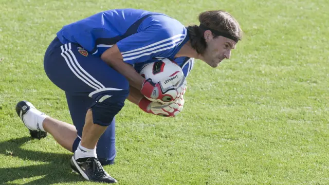 Leo Franco controla el balón con las manos durante un entrenamiento.