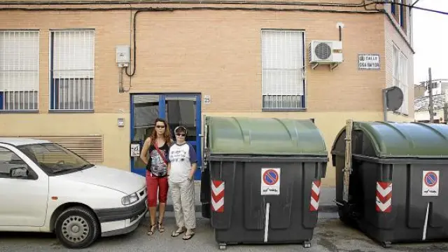 Yolanda Oliveros (a la izquierda) y Yolanda Andrés piden que se trasladen los contenedores.