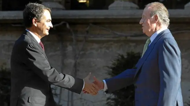 El Rey y Rodríguez Zapatero se saludan antes de la reunión de ayer en el palacio de Marivent.