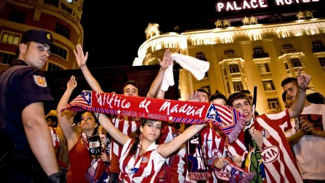 Celebración de los aficionados en la plaza de Neptuno de Madrid