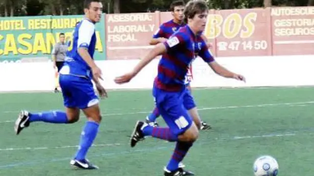 Un jugador del Huesca, el sábado, contra el Español.