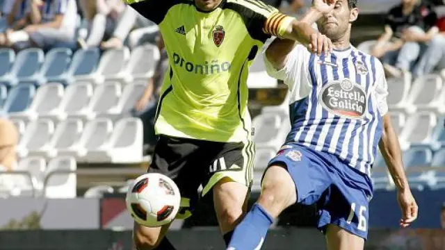 El centrocampista del Real Zaragoza Gabi se marcha de Antonio Tomás, en el partido de ayer.