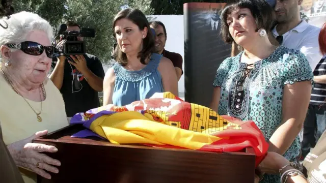 Las nietas del primer represaliado de la Guerra Civil en Andalucía recogen sus restos