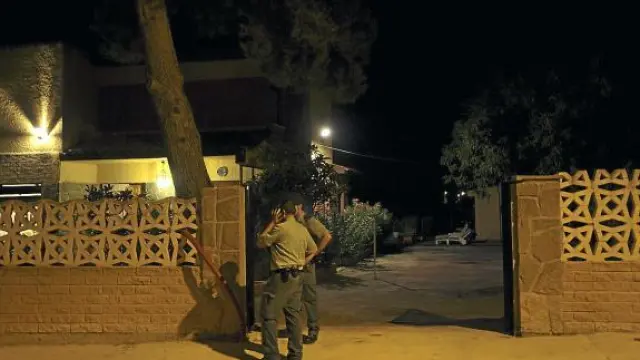 La Guardia Civil permanecía anoche en el lugar del siniestro, en la urbanización El Saso.