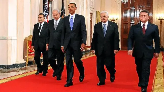 De izquierda a derecha, Hosni Mubarak, Benjamin Netanyahu, Barack Obama, Mahmud Abás y el rey Abdullah II, ayer en la Casa Blanca en Washington.