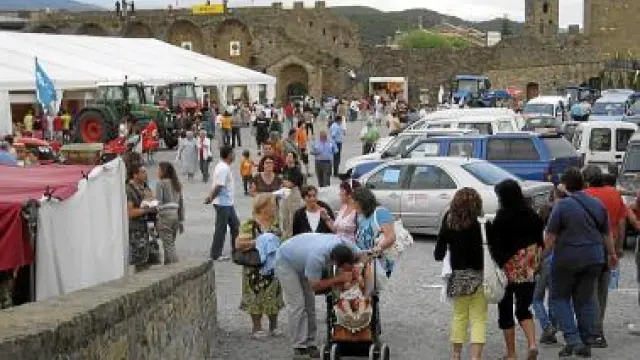 El Castillo de Aínsa recibió ayer a cientos de visitantes.