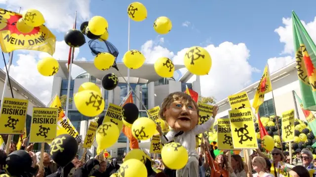 Protestas de grupos ecologistas contra la decisión del gobierno alemán de alargar la vida a las centrales nucleares