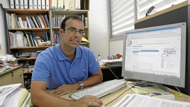 Juan Pablo Martínez-Cortés, editor de la Biquipedia, muestra el artículo sobre HERALDO DE ARAGÓN.