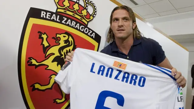 Maurizio Lanzaro con su nueva camiseta.