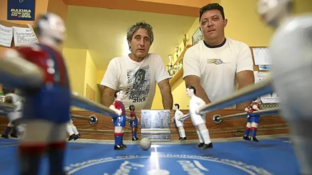 El alcalde, José Antonio Ramo, a la izquierda, con Miguel Ángel Pradas, dos organizadores del Campeonato de Futbolín de Villahermosa.