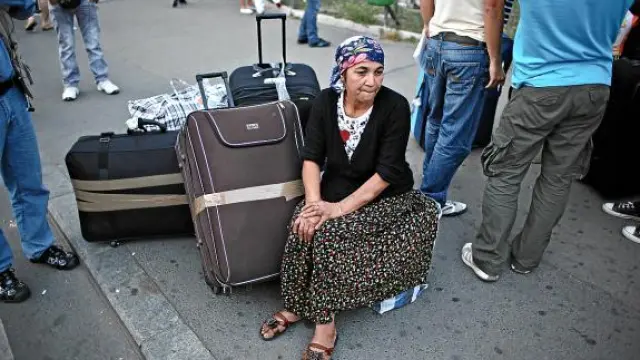 Una gitana con su equipaje en el aeropuerto de Bucarest tras ser expulsada de Marsella, el martes.