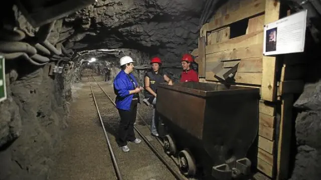 Las guías del Museo Minero de Escucha -abierto en una mina real- en una de las galerías.
