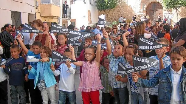 Grupos de niños apoyaron ayer el noveno relevo de encerrados en el Ayuntamiento de Ariño.