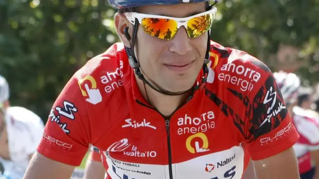 El último ganador de la Vuelto, Vincenzo Nibali, con el jersey rojo de campeón